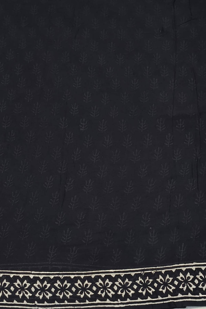 Jaipur mul cotton saree in black in floral pattern.