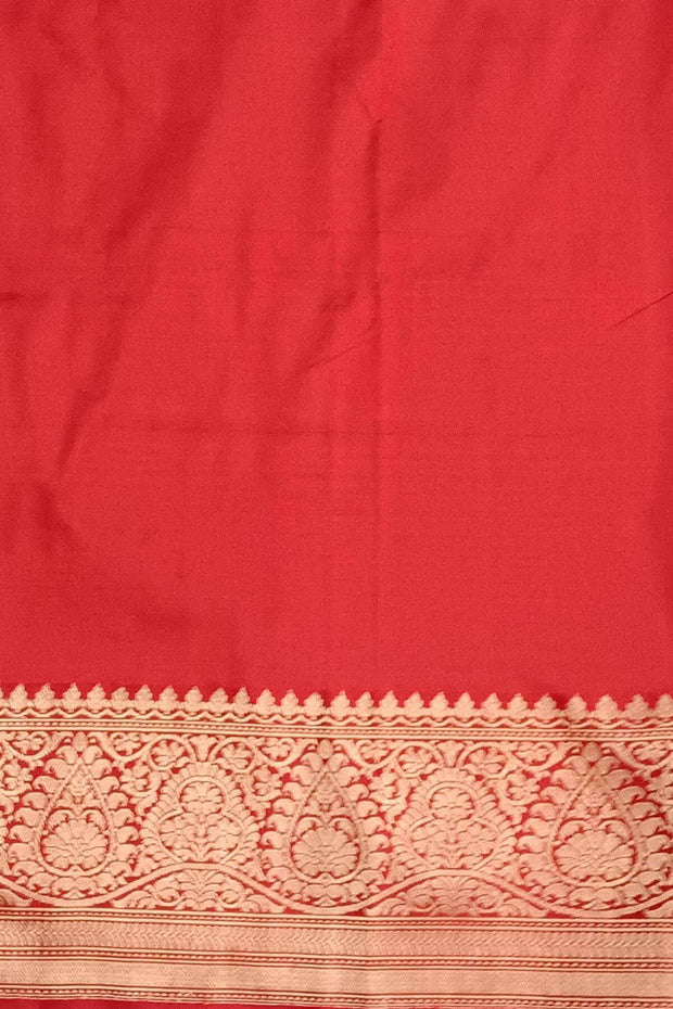 Handloom Banarasi katan pure silk saree in  bottle green with small motifs