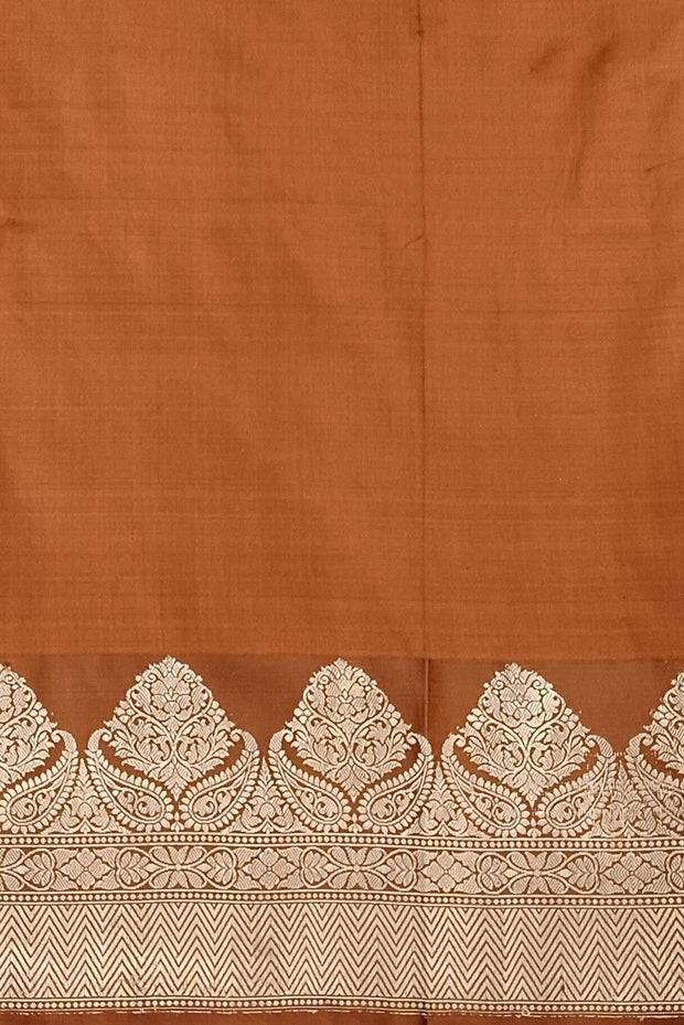 Handloom Banarasi katan pure silk saree in  onion pink with small motifs