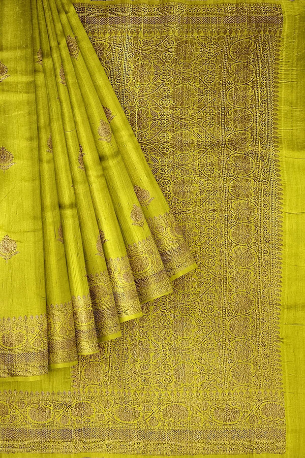 Handloom Banarasi katan pure silk saree in mehndi green in dupion finish with floral motifs .