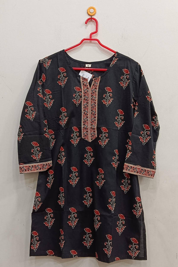 Cotton tunic in black with floral print