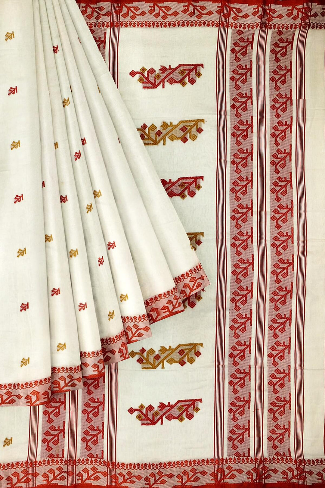 Tangail tant cotton saree in cream with small buttis
