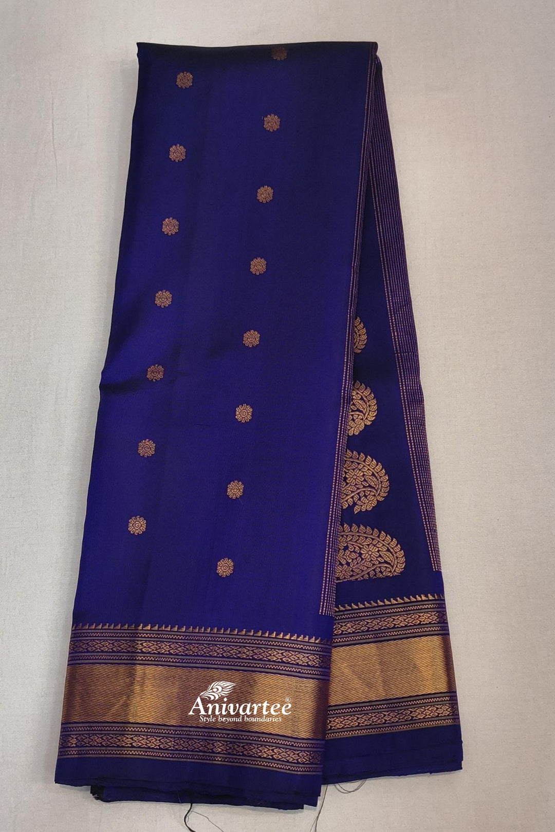 Gadwal pure silk saree in blue with buttis