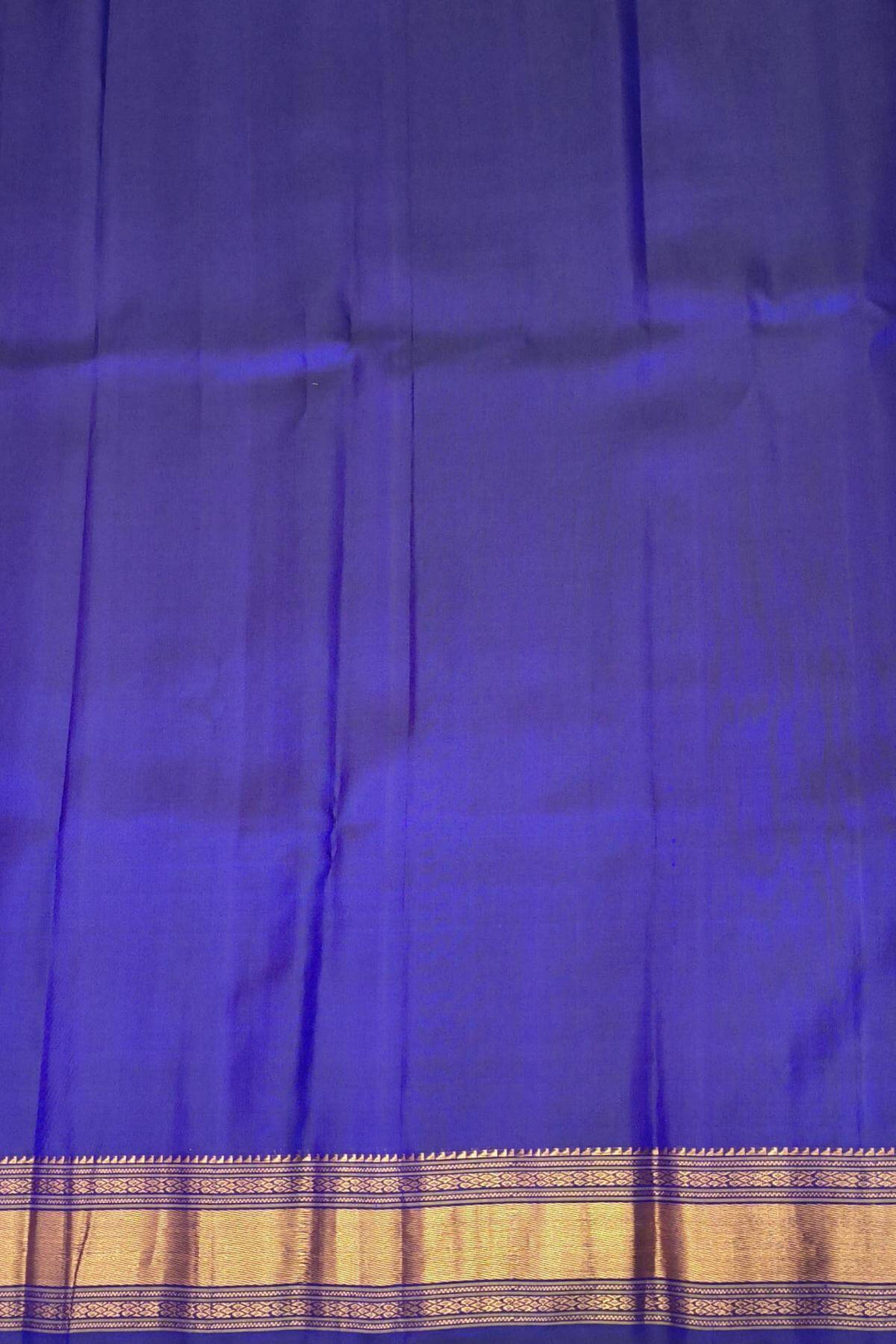 Gadwal pure silk saree in blue with buttis