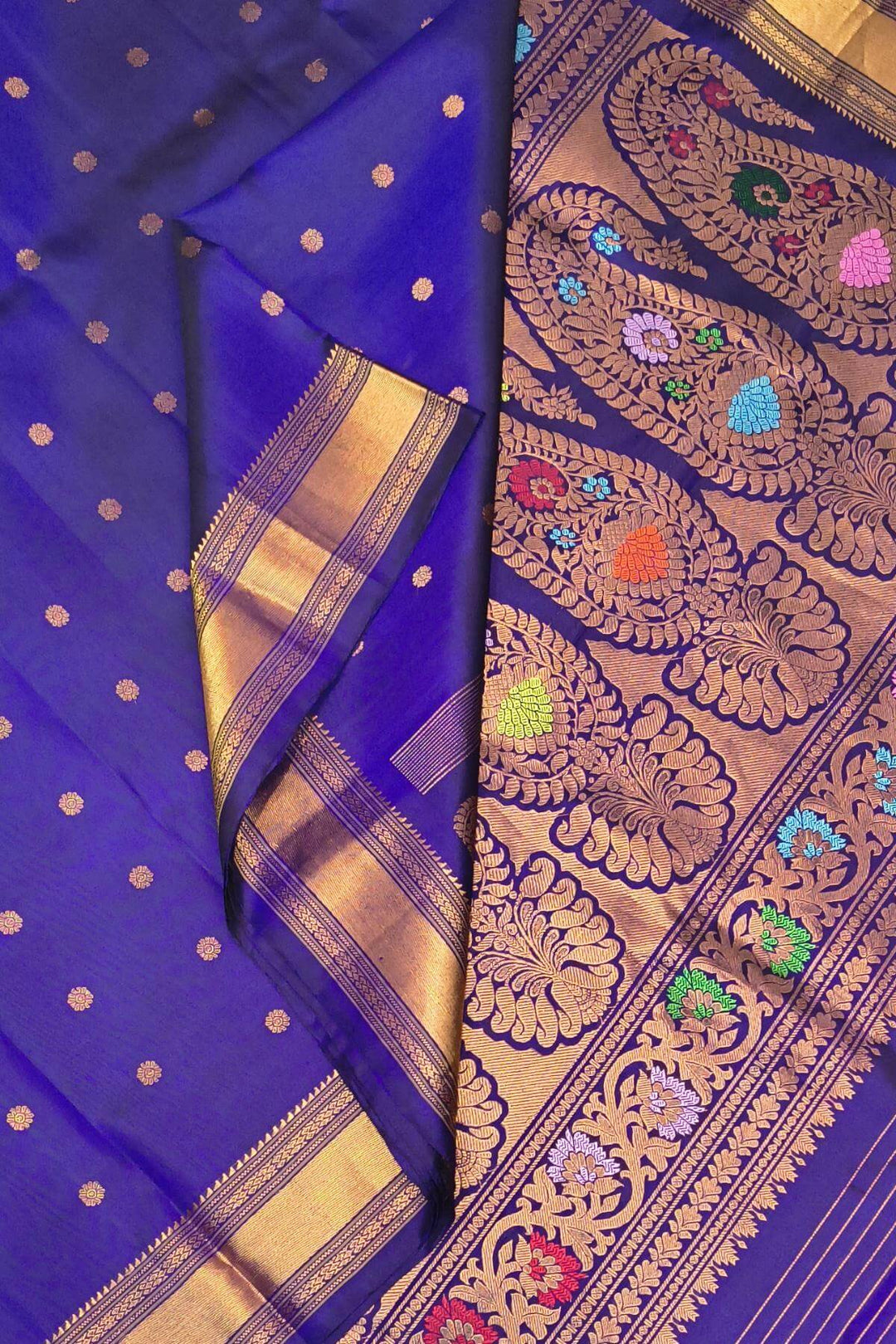 Gadwal pure silk saree in blue with buttis