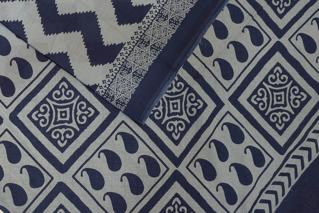 Jaipur mul cotton saree in blue  in striped zig zag  pattern.