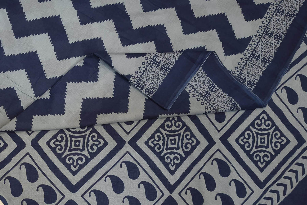 Jaipur mul cotton saree in blue  in striped zig zag  pattern.