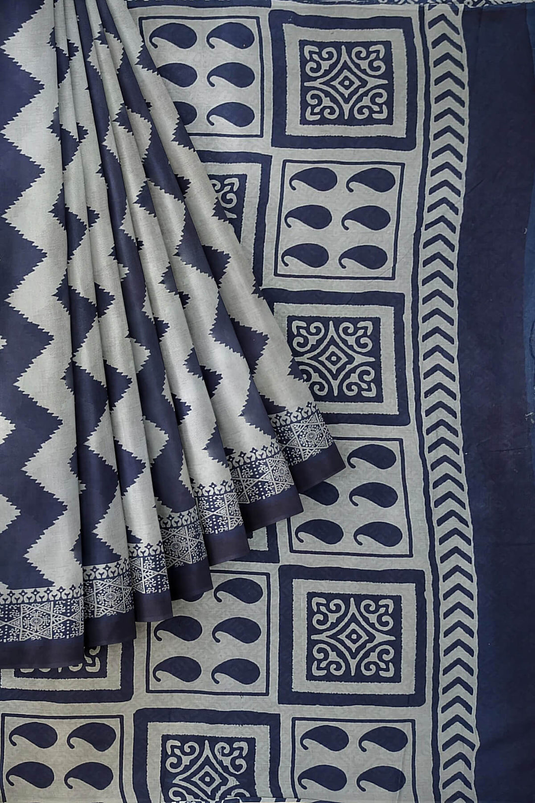 Jaipur mul cotton saree in blue  in striped zig zag  pattern.