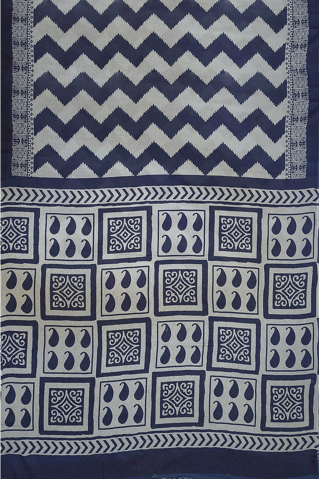 Jaipur mul cotton saree in blue  in striped zig zag  pattern.