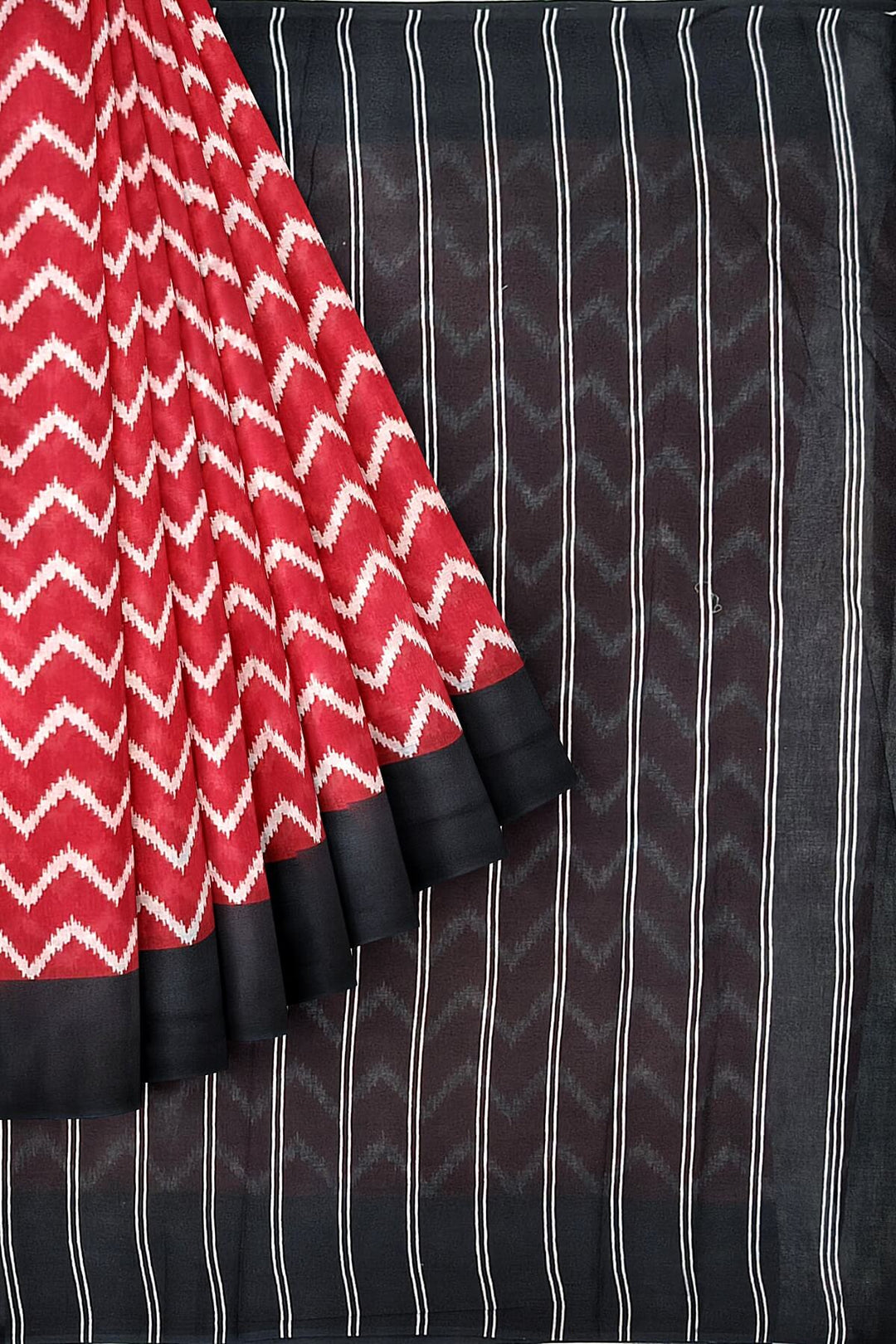 Jaipur mul cotton saree in red  in  zig zag pattern.