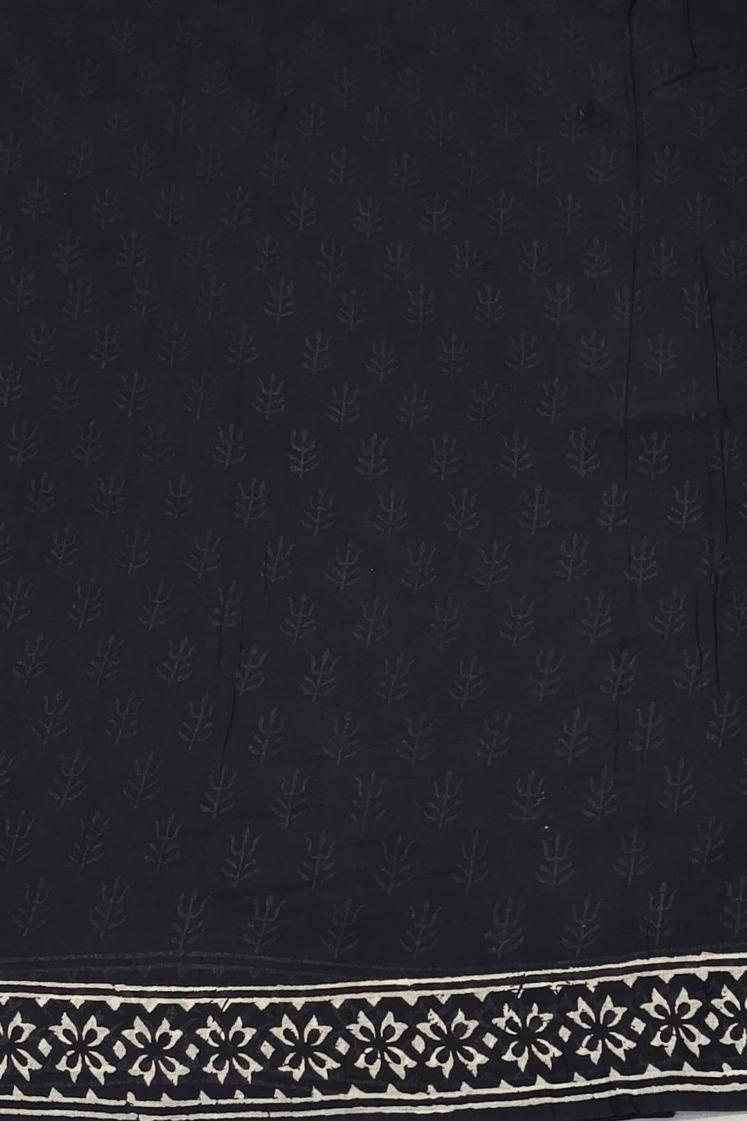 Jaipur mul cotton saree in black in floral pattern.