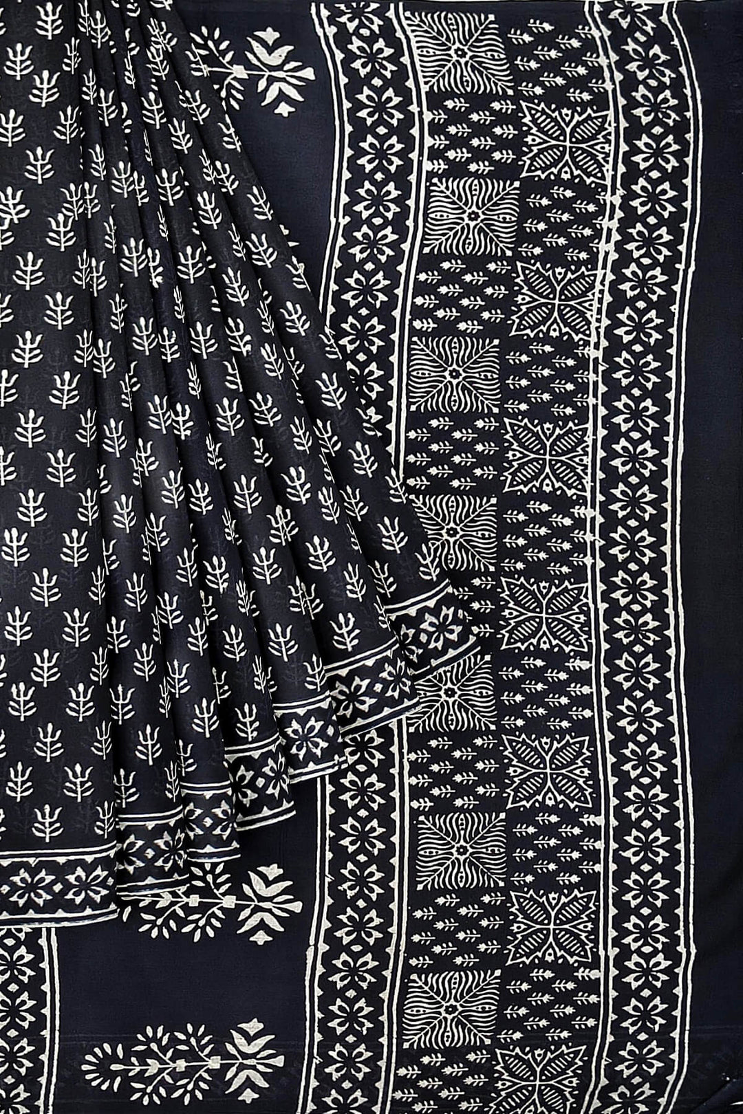 Jaipur mul cotton saree in black in floral pattern.