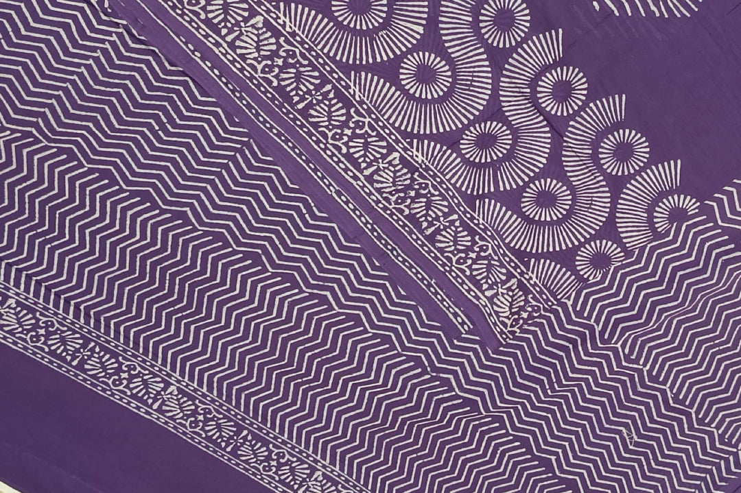 Jaipur mul cotton saree in purple in geometric pattern.