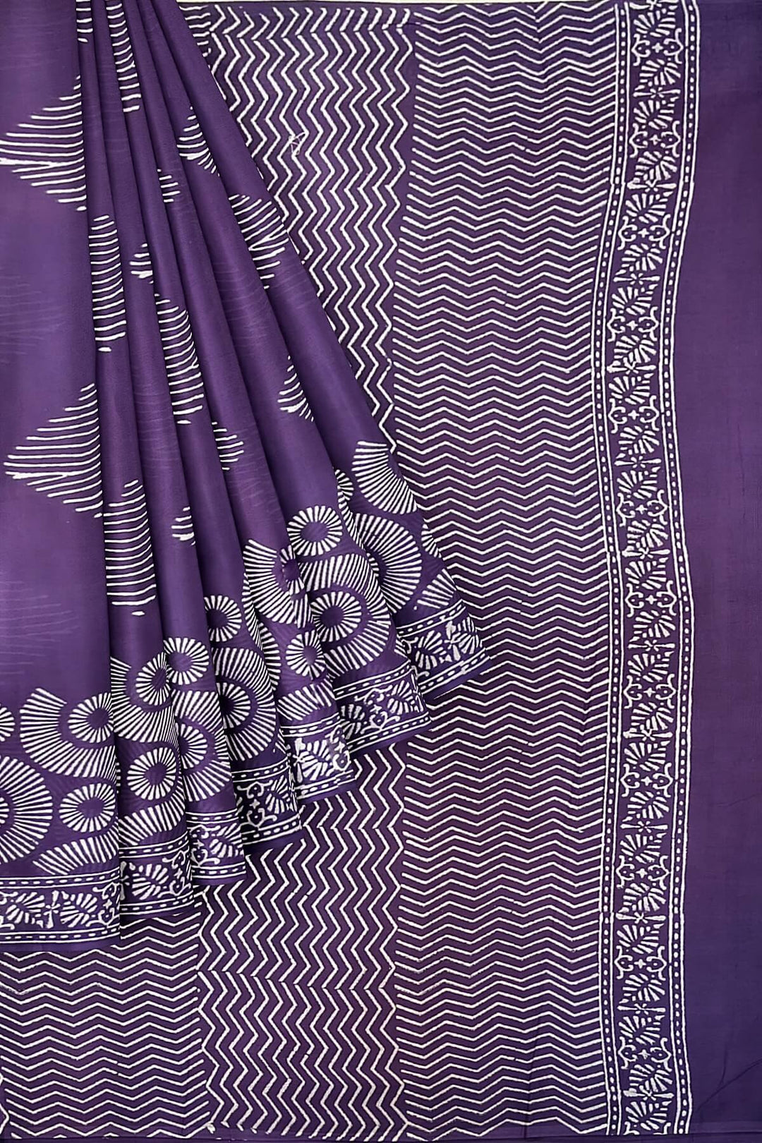 Jaipur mul cotton saree in purple in geometric pattern.