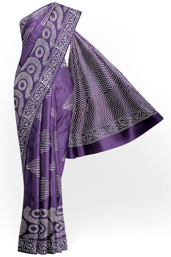 Jaipur mul cotton saree in purple in geometric pattern.