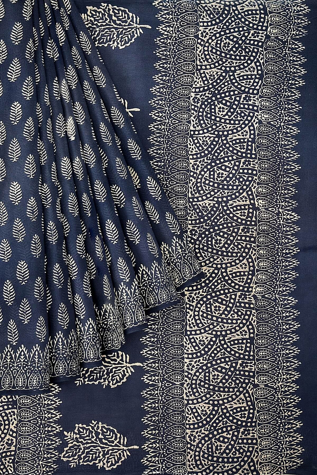 Jaipur mul cotton saree in indigo in floral pattern.