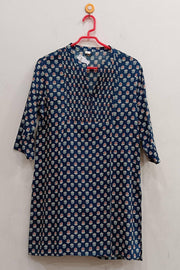 Rayon tunic in blue with small floral motifs