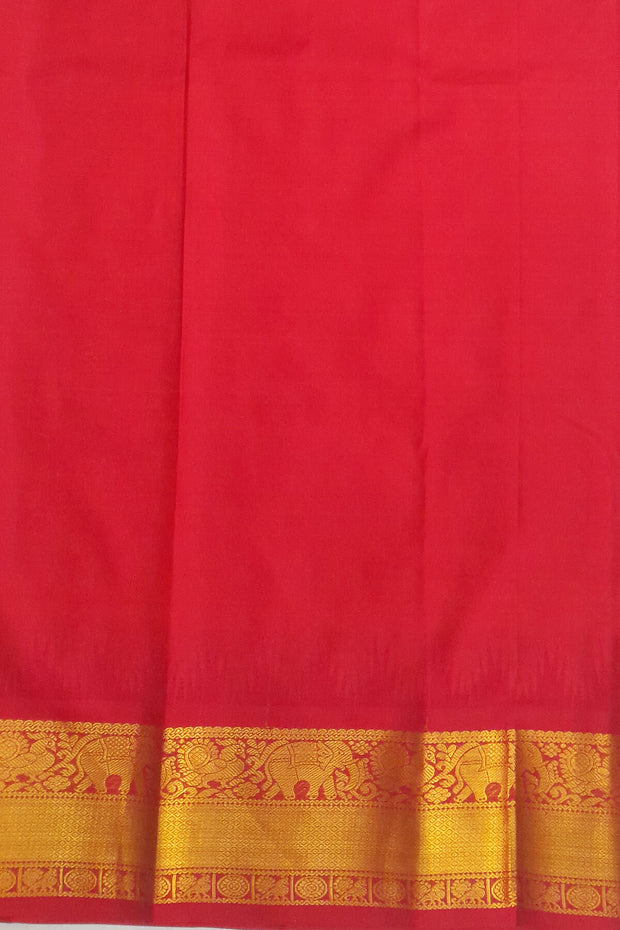 Gadwal pure silk saree in ash grey with small motifs on the body.