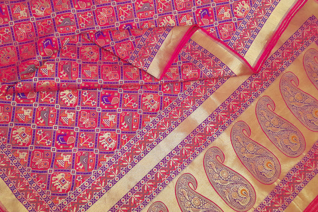 Handwoven Banarasi silk saree in  narikunj pattern in pink  with contrast pallu
