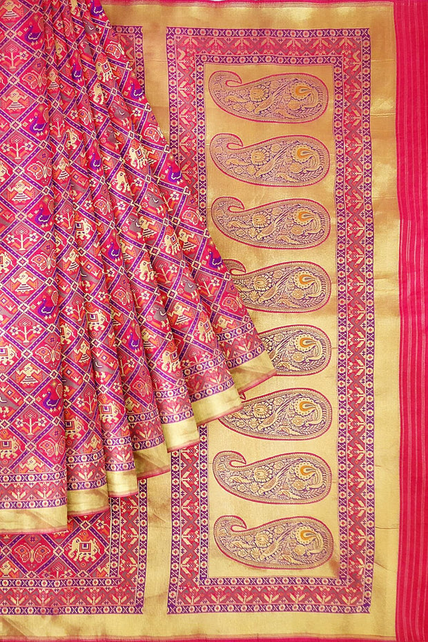 Handwoven Banarasi silk saree in  narikunj pattern in pink  with contrast pallu